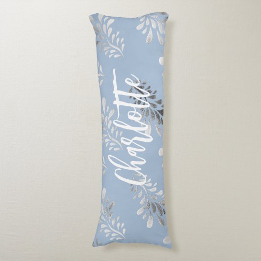 Lichtblauw zilverblad botanisch naamscript lichaamskussen (Voorkant Verticaal)