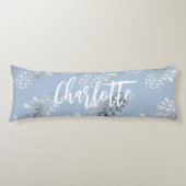 Lichtblauw zilverblad botanisch naamscript lichaamskussen (Voorkant)