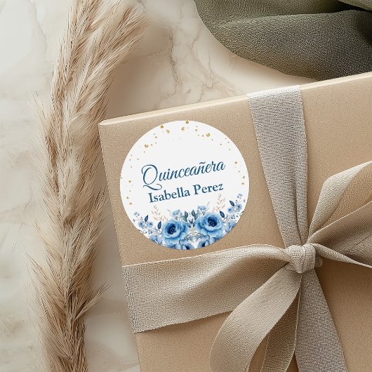 Lichtblauwe bloemen en gouden glitter Quinceanera Ronde Sticker