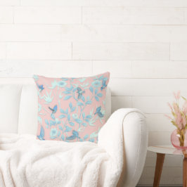 lichtblauwe bloemen en vogels, achtergrondlichtroo kussen