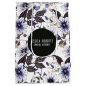 Lichtblauwe bloemen met groene bladeren naadloos medium cadeauzakje (Achterkant)