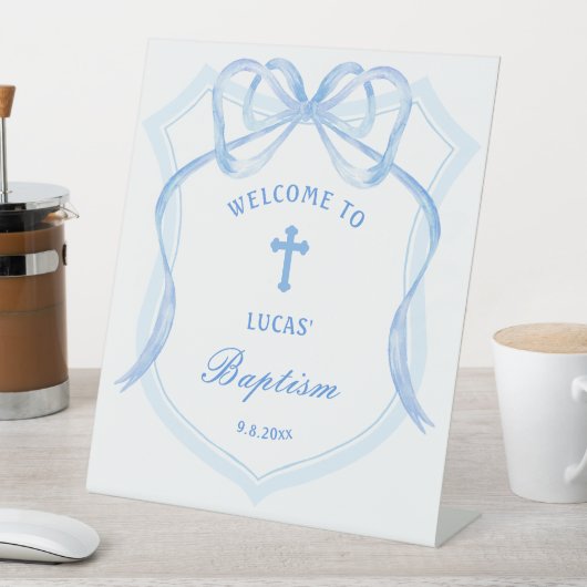 Lichtblauwe Bow Crest doop welkom Reclamebord Met Voetstuk (Insitu)