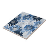 Lichtblauwe, donkerblauwe bloemen op lichtgrijs tegeltje (Zijkant)