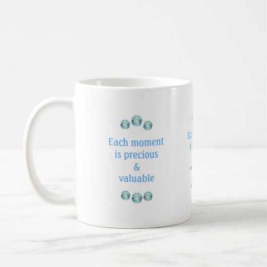 Lichtblauwe edelstenen op wit koffiemok (Links)