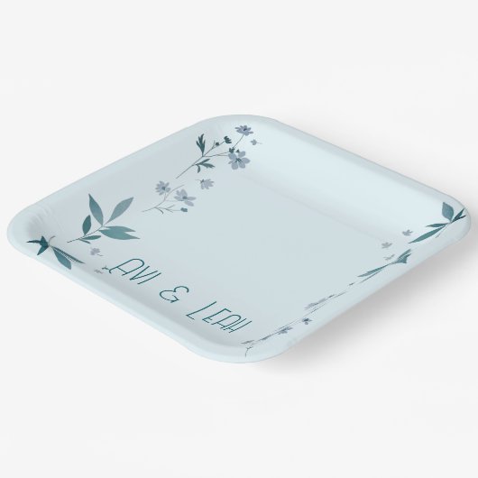 Lichtblauwe elegante Bloemen en bladeren dinerplat Papieren Bordje (Gebogen)