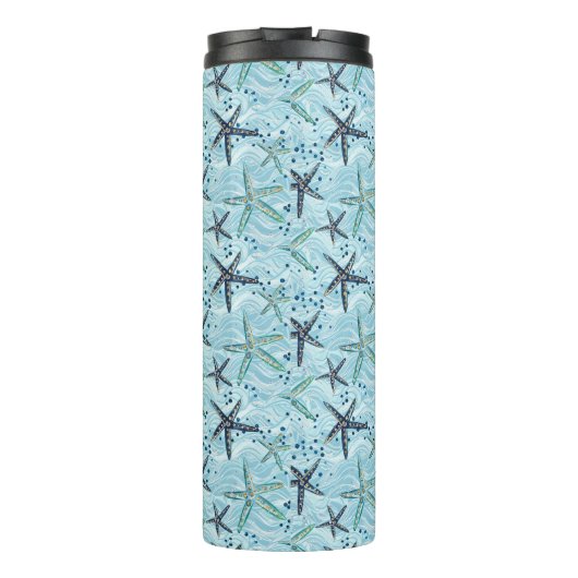 Lichtblauwe en gouden zeester op Ocean Wave Patter Thermosbeker (Achterkant)