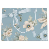 Lichtblauwe en witte bloemen en strikken groot cadeauzakje (Voorkant)