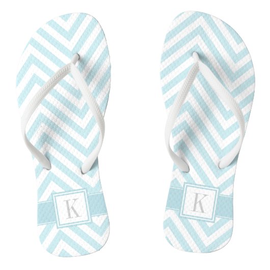 Lichtblauwe en witte Chevron met Monogram Teenslippers (Voetbed)