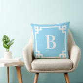 Lichtblauwe en witte Griekse Sleutelrand Monogram Kussen (Stoel)