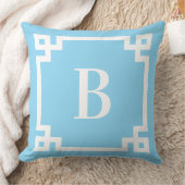 Lichtblauwe en witte Griekse Sleutelrand Monogram Kussen (Deken)