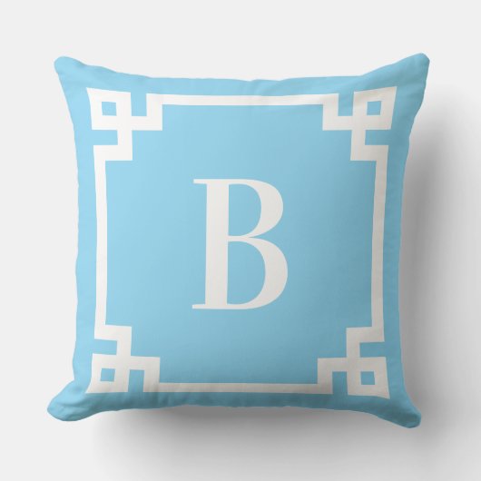 Lichtblauwe en witte Griekse Sleutelrand Monogram Kussen (Voorkant)
