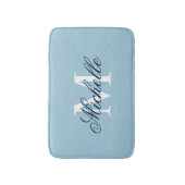 Lichtblauwe geborduurde badmat met monogram | badk (Voorkant Verticaal)
