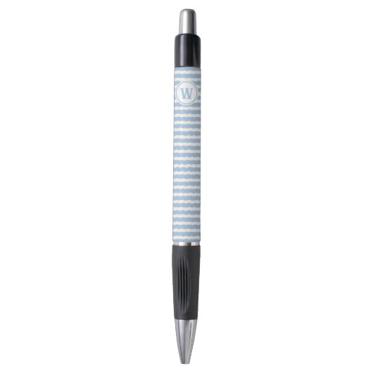 Lichtblauwe gegolfde streep monogram schrijven pen (Voorkant Verticaal)