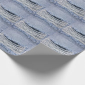 Lichtblauwe gescheurde jeans textuur cadeaupapier (Hoek)