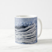 Lichtblauwe gescheurde jeans textuur koffiemok (Voorkant rechts)