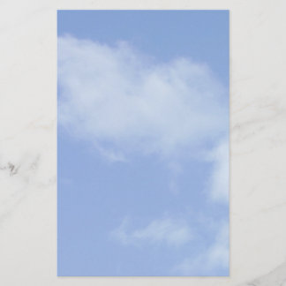 lichtblauwe hemel met wolken briefpapier