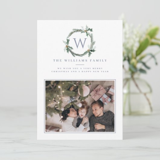 Lichtblauwe Kerstbessenkrans Hulst Monogram Feestdagenkaart (Staand voorkant)