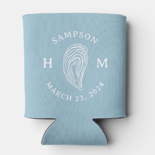 Lichtblauwe Kustoester Monogram Bruiloft Favor Blikjeskoeler (Achterkant)