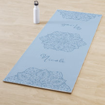 Lichtblauwe mooie mandala met aangepaste naam