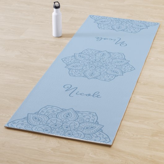 Lichtblauwe mooie mandala met aangepaste naam yogamat (In situ)