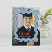 Lichtblauwe retro squiggle golvend afstuderen uitn aankondiging (Staand voorkant)