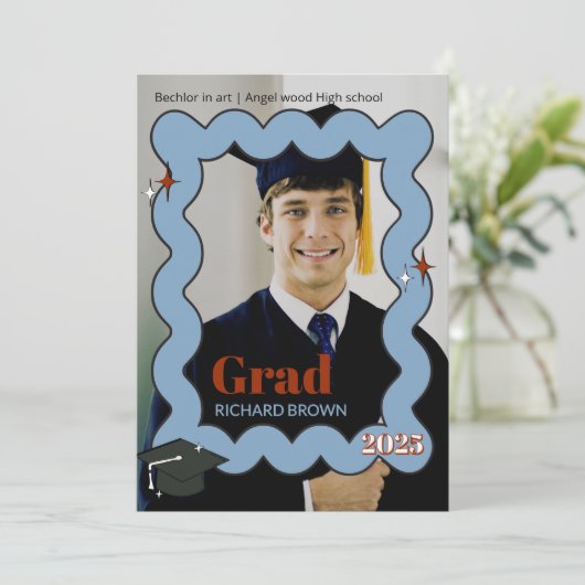 Lichtblauwe retro squiggle golvend afstuderen uitn aankondiging (Staand voorkant)