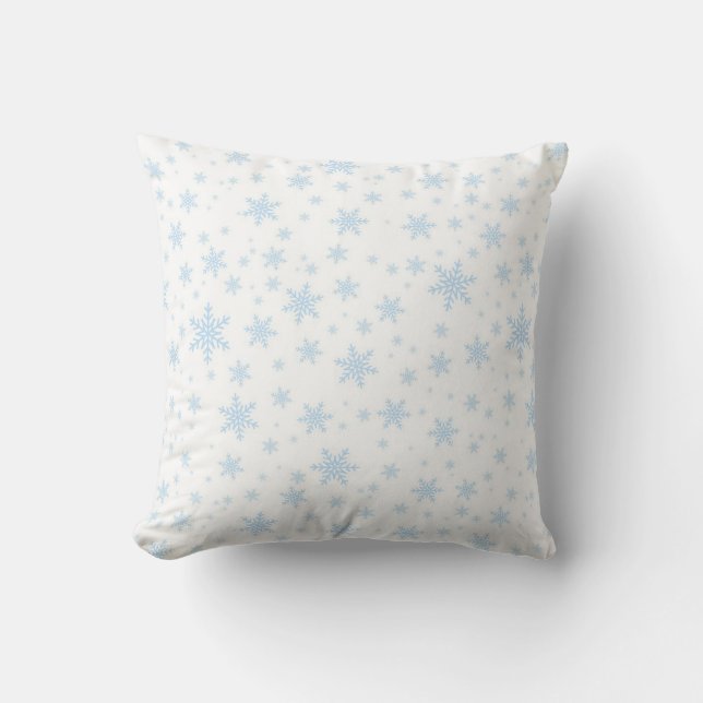 Lichtblauwe sneeuwvlokken op wit kussen (Voorkant)