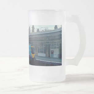 Lichtblauwe trein matglas bierpul