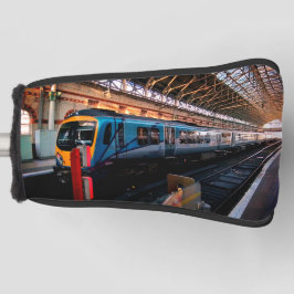 Lichtblauwe trein, met geel golfheadcover