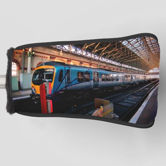 Lichtblauwe trein, met geel golfheadcover (Voorkant)