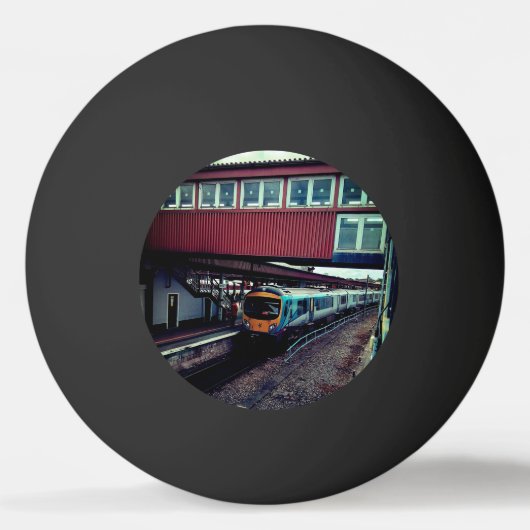Lichtblauwe trein, onder brug pingpongbal (Voorkant)