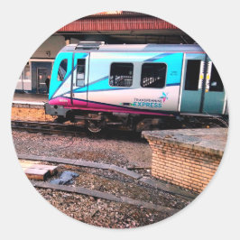 Lichtblauwe trein, onder brug ronde sticker