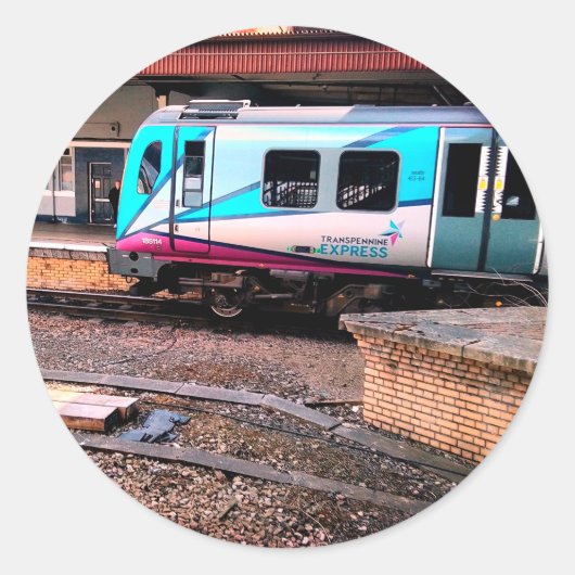 Lichtblauwe trein, onder brug ronde sticker (Voorkant)