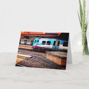 Lichtblauwe trein, onder de brug kaart