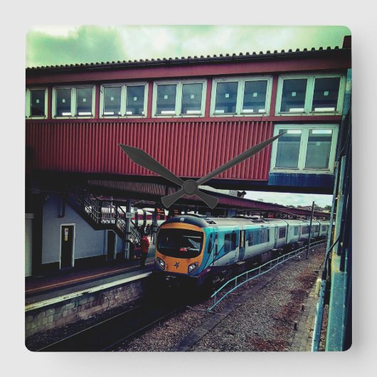 Lichtblauwe trein, onder de brug vierkante klok (Voorkant)