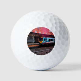 Lichtblauwe trein op het station golfballen
