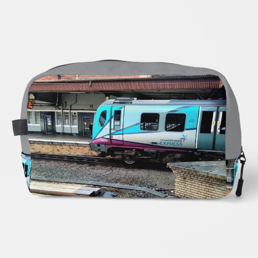 Lichtblauwe trein toilettasje (Voorkant)