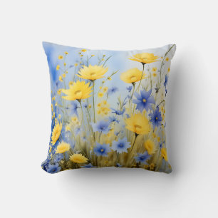 Lichtblauwe weide met delicate wilde bloemen kussen