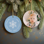 Lichtblauwe wintersneeuwvlok eerste kerstfoto keramisch ornament<br><div class="desc">Keramische vakantie ornament gepersonaliseerd met de foto van uw baby en aangepaste "Mijn Eerste Kerstmis" tekst. Dit eenvoudige moderne vakantieontwerp heeft een witte sneeuwvlok op een lichtblauwe achtergrond. Gebruik de ontwerpgereedschappen om een achtergrondkleur te kiezen, tekstlettertypen en -kleuren te bewerken en uw eigen foto's toe te voegen aan creëer uw...</div>