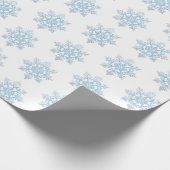 Lichtblauwe witte sneeuwvlok Kerstmis Cadeaupapier (Hoek)