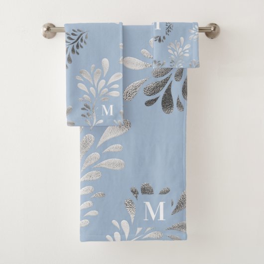 Lichtblauwe zilverbladeren botanische monogram bad handdoek (Insitu)