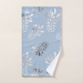 Lichtblauwe zilverbladeren botanische monogram bad handdoek (Handdoek)