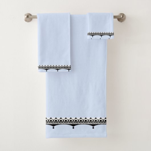 Lichtblauwe zwarte afwerking bad handdoek (Insitu)