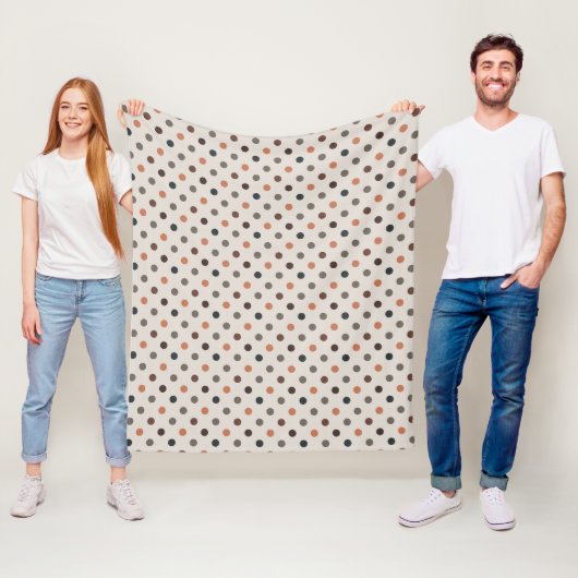 Lichte aardetoon bosland polka stippen ontwerp fleece deken (In situ)