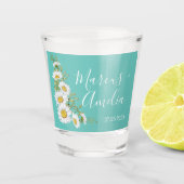 Lichte Blauwgroen en Witte Daisies Wedding Shot Glas (Voorkant)