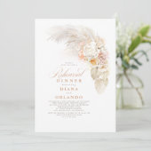 Lichte bloemen en Pampas Grass Rehearsal Dinner Kaart (Staand voorkant)