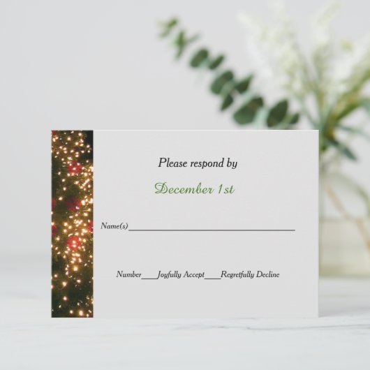 Lichte boom op zwarte kerstbruiloft RSVP Kaart (Staand voorkant)