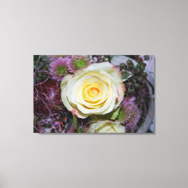 lichte gele roos in een bloemenboeket canvasprint canvas afdruk