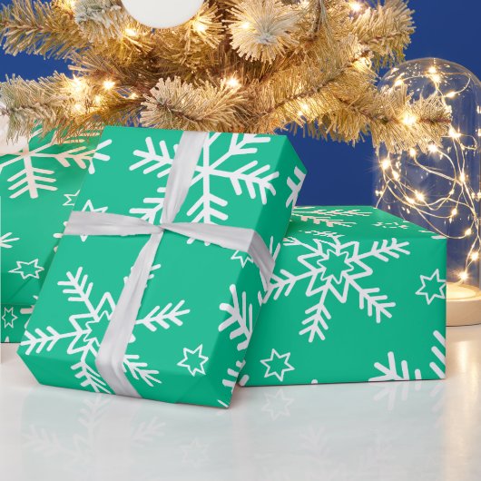 Lichte groene en witte kerstsnowflakes cadeaupapier (Feestdagen)