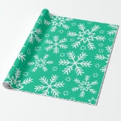 Lichte groene en witte kerstsnowflakes cadeaupapier (Uitgerold)